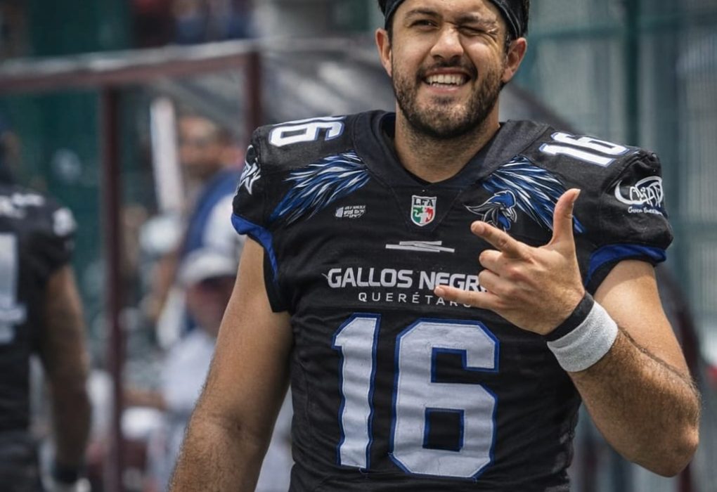 Mike Patiño. nuevo QB de Gallos Negros