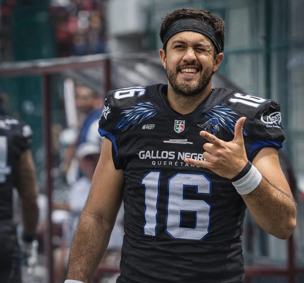 Mike Patiño. nuevo QB de Gallos Negros